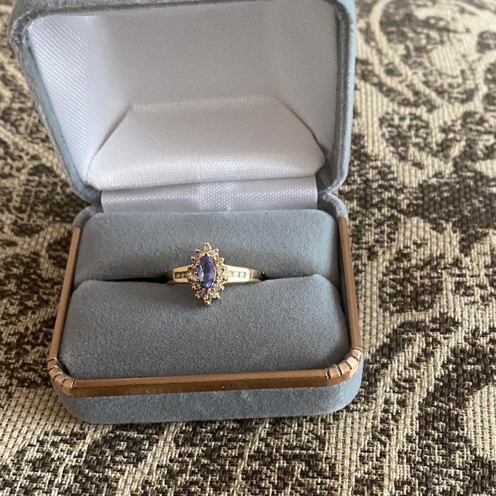 Elegant 14k Gold and genuine  Tanzanite Gemstone Ring